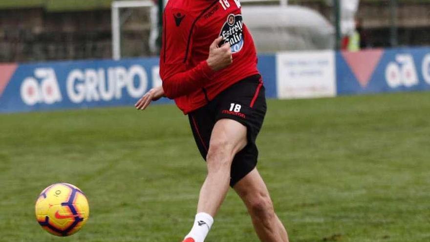 Carlos Fernández, durante un entrenamiento en la ciudad deportiva de Abegondo.