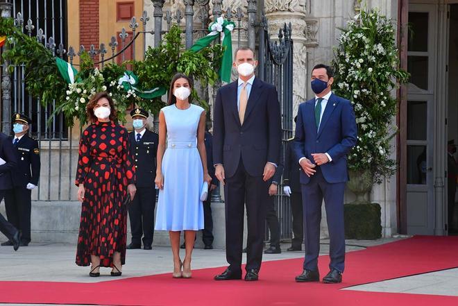 El rey Felipe y la reina Letizia posan junto Juan Manuel Bonilla and Carmen Calvo en Sevilla