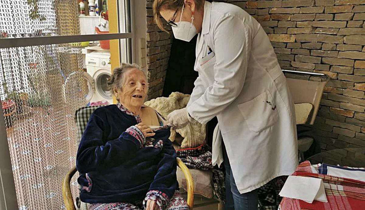 Vecina de Castelló de Rugat vacunada en su domicilio | LEVANTE-EMV