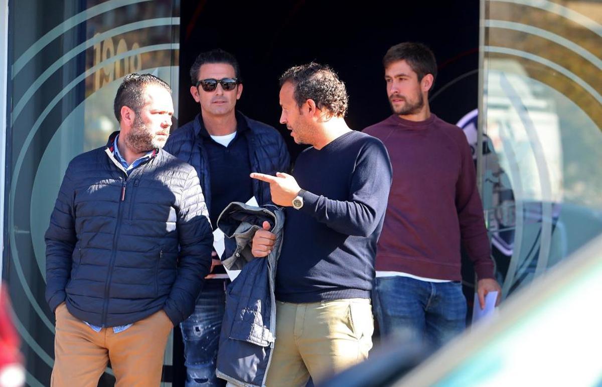 Aitor Fernández y sus agentes salen del club, ayer.