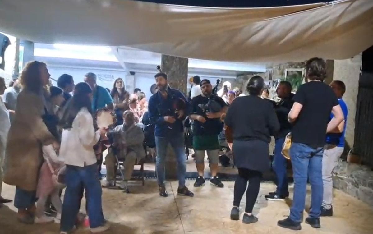 Actuación de música popular en el establecimiento.