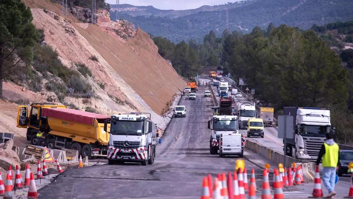 Obras de construcción del tercer carril de la C-55 en Castellbell i el Vilar