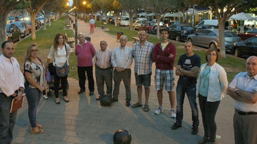 Vecinos contra el ruido, el martes en la avenida Plutarco.