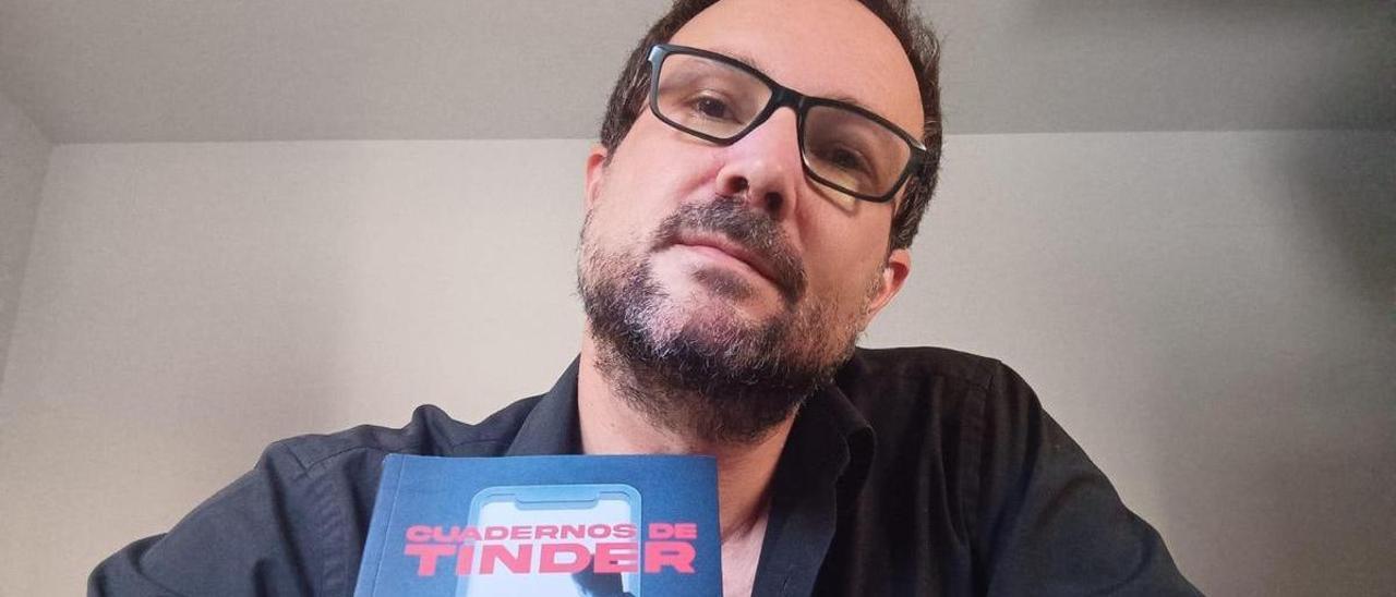 Alfredo Asensi posa con su libro en un &#039;selfie&#039; para Diario CÓRDOBA.