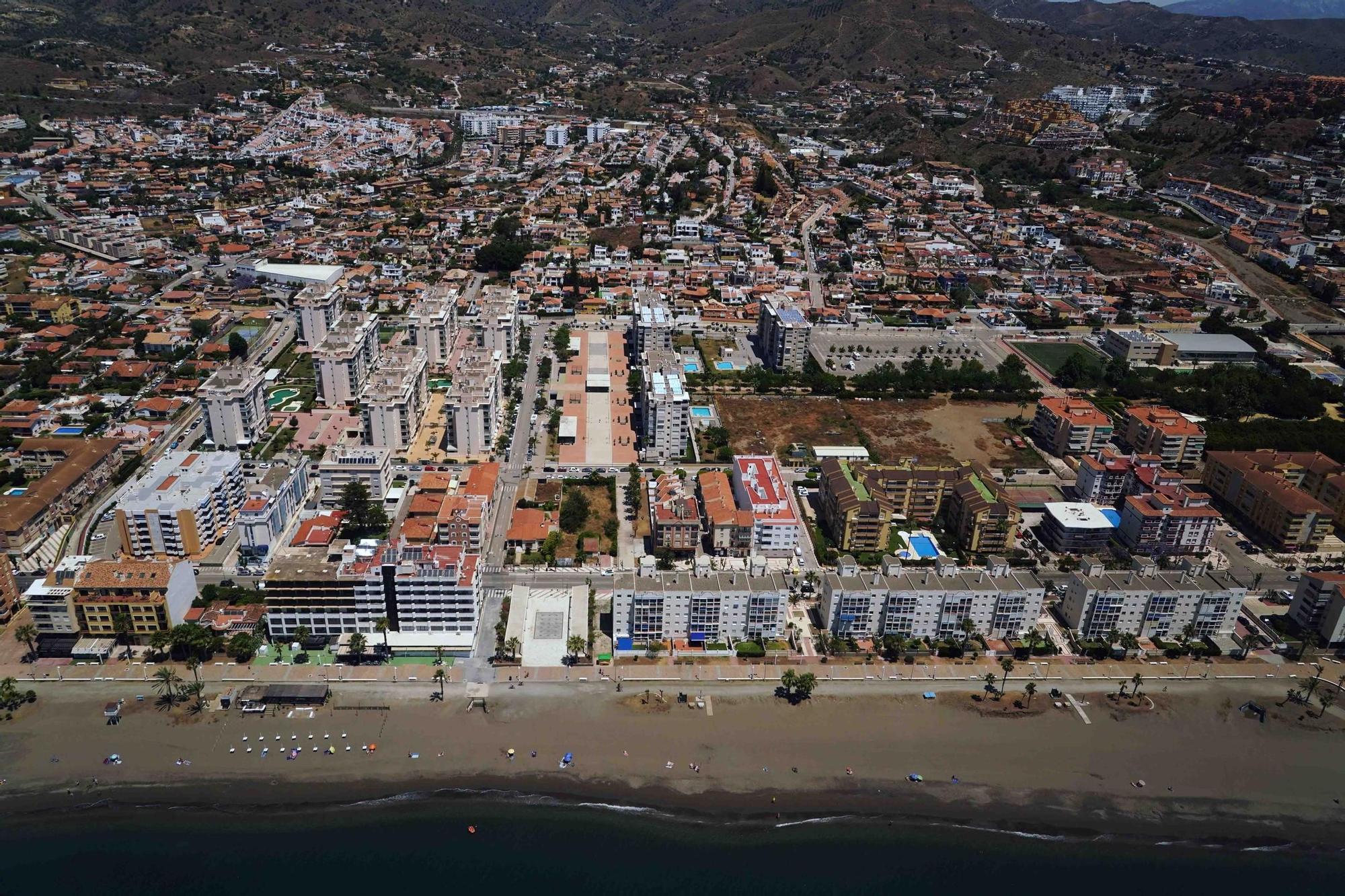 Vista aérea de las playas y el casco urbano de Rincón de la Victoria