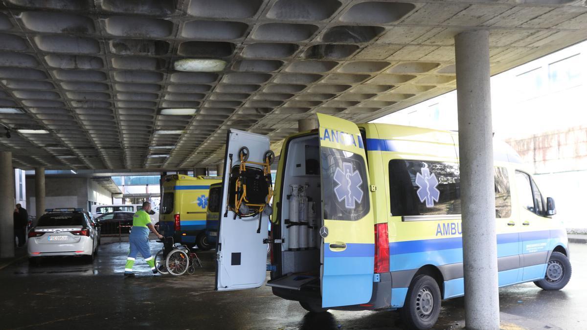 Una ambulancia en las Urgencias del CHUS de Santiago.
