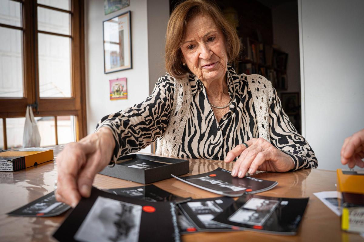 Franceca Portolés , muestra en su casa,  algunas de las imágenes del doctor Comas i Llaberia