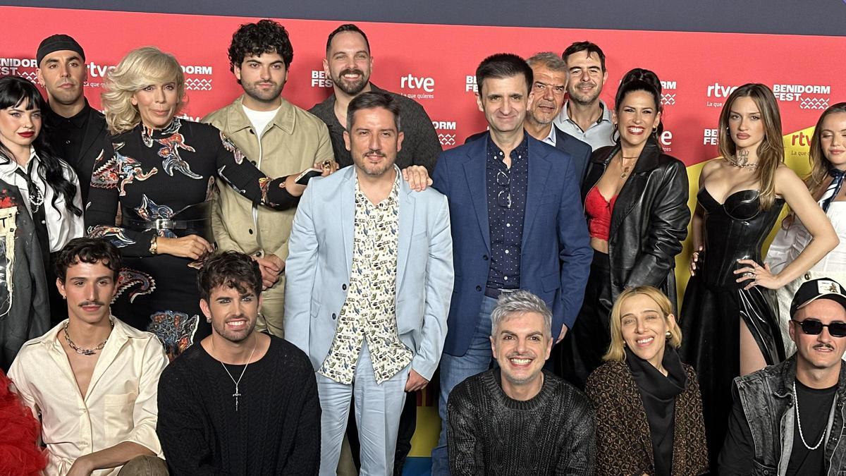 Algunos participantes del Benidorm Fest 2026, con José Pablo López, Sergio Calderón y María Eizaguirre, entre otros directivos de RTVE.