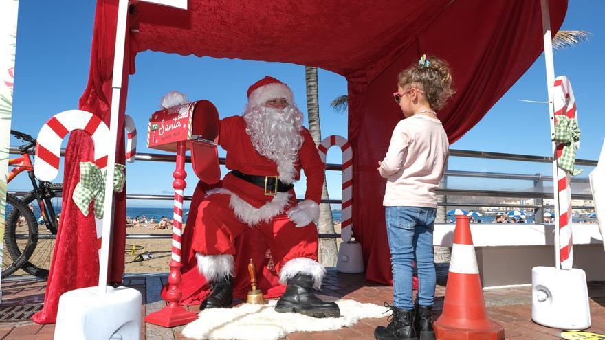 Papá Noel viaja del Polo Norte a Las Canteras