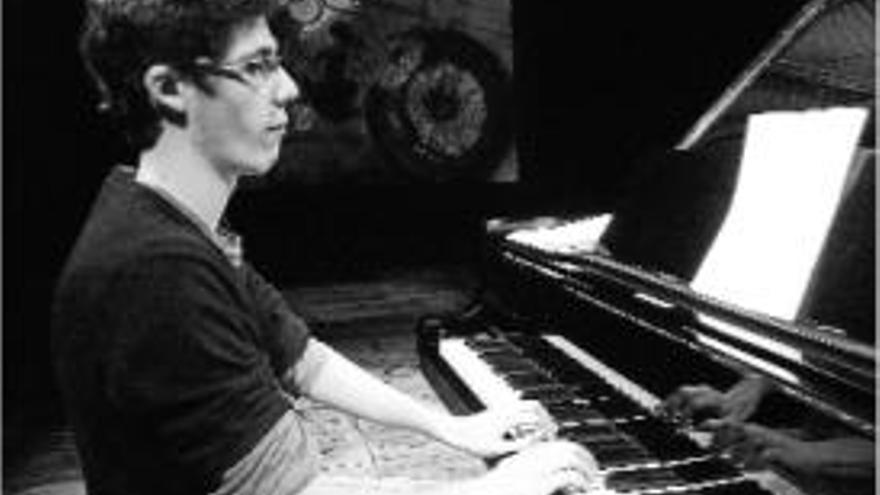 El pianista Carles Sánchez assajant la peça d&#039;Agustina, ahir