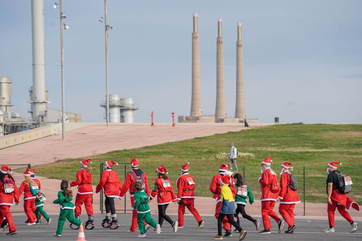 Cientos de Santa Claus corren por Barcelona en la primera Cursa del Pare Noel