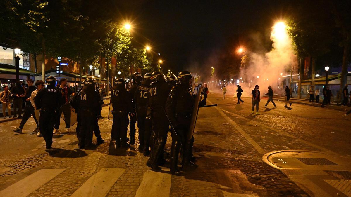 Policías antidisturbios intervienen en los disturbios en París tras la victoria del PSG en la Liga de Campeones