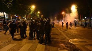 Policías antidisturbios intervienen en los disturbios en París tras la victoria del PSG en la Liga de Campeones