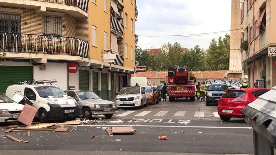 Los objetos lanzados y los vehículos dañados.