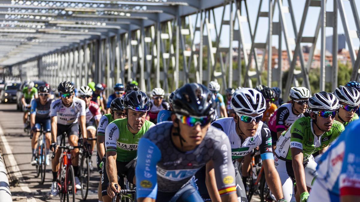 El pelotón, en el puente de Hierro