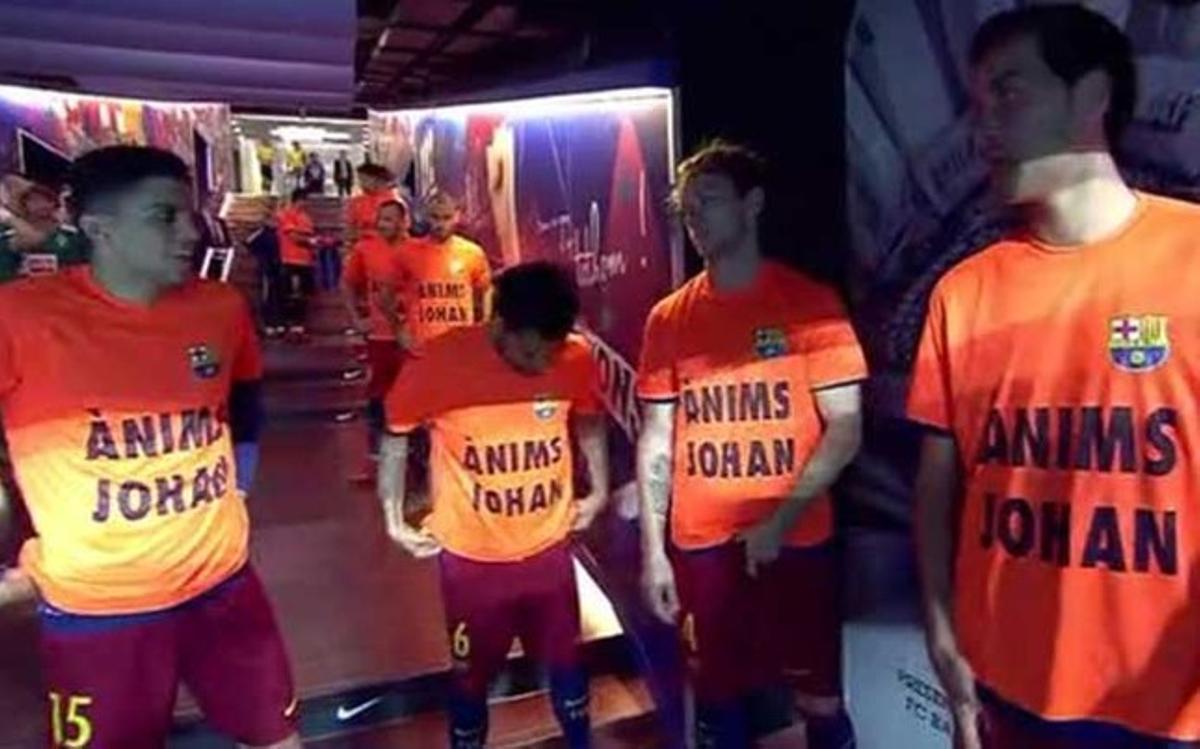 Los jugadores del FC Barcelona lucieron esta camiseta antes del inicio del partido