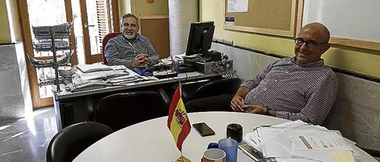 Josep Lluís Bauzá y Pedro Ribas, con la bandera.