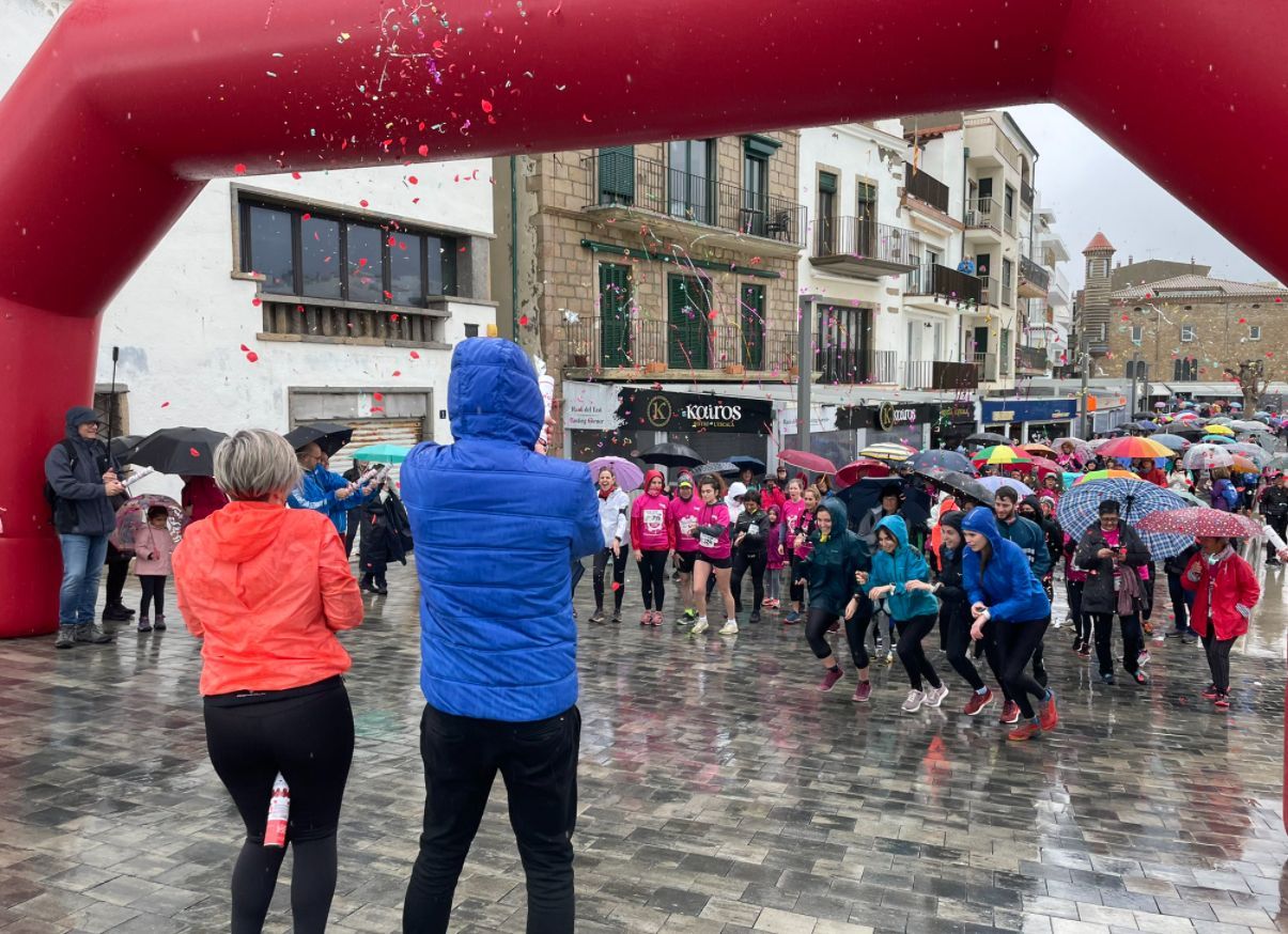 La pluja no espanta les participants de la Cursa de la Dona