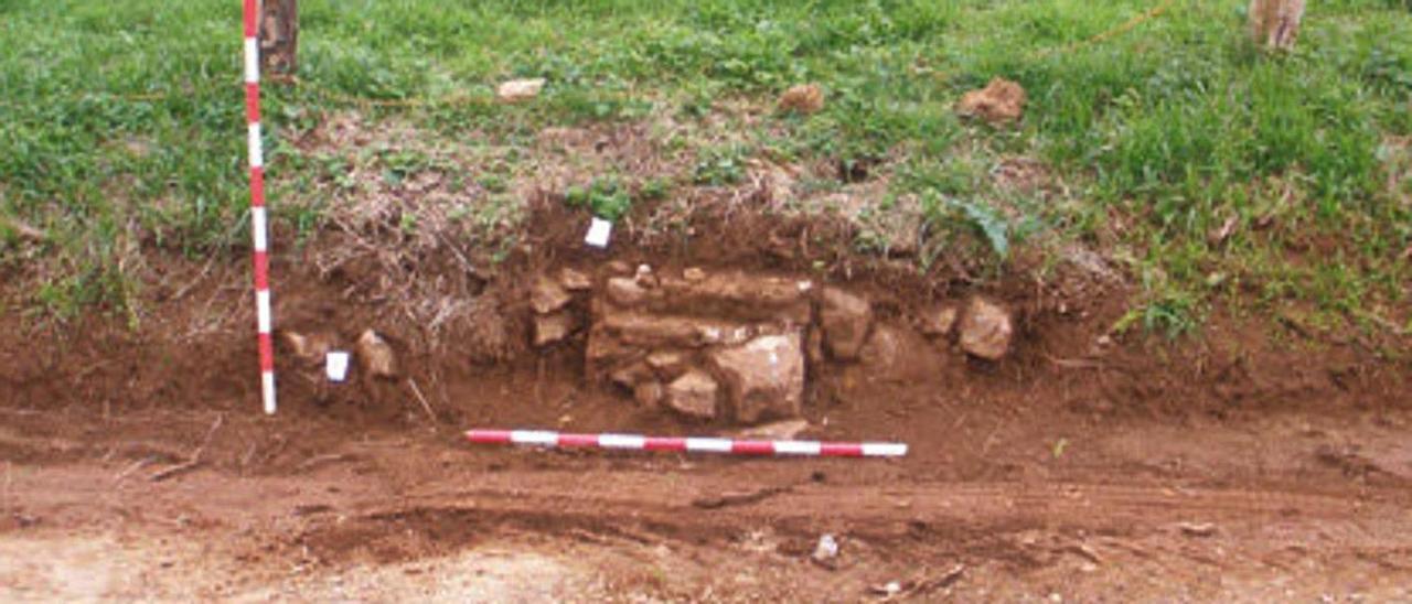 Los restos de muro hallados en 2013 que se vincularon, entonces, a la capilla medieval de San Martín.