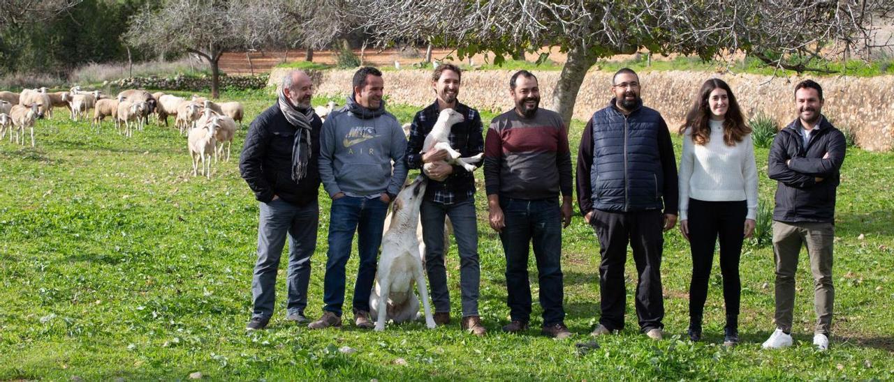 Los siete socios fundadores de la cooperativa ganadera posan junto a una oveja nacida hace unos días y ‘Figa’, una mastín que cuida de las ovejas frente al ataque de otros perros.
