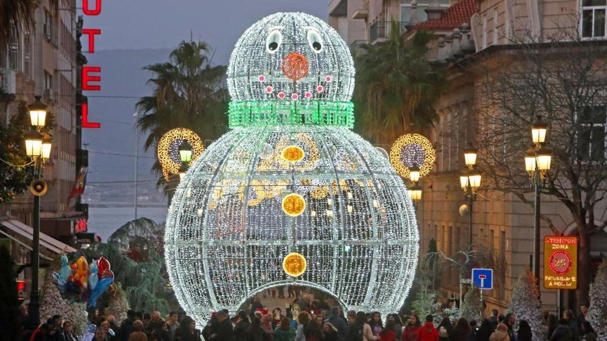 Foto de archivo del muñeco de nieve gigante de la Navidad en Vigo.