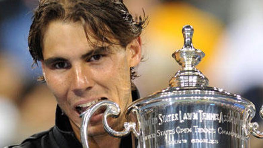 Rafael Nadal celebra con su trofeo la victoria contra el serbio Novak Djokovic durante la final masculina del US Open.