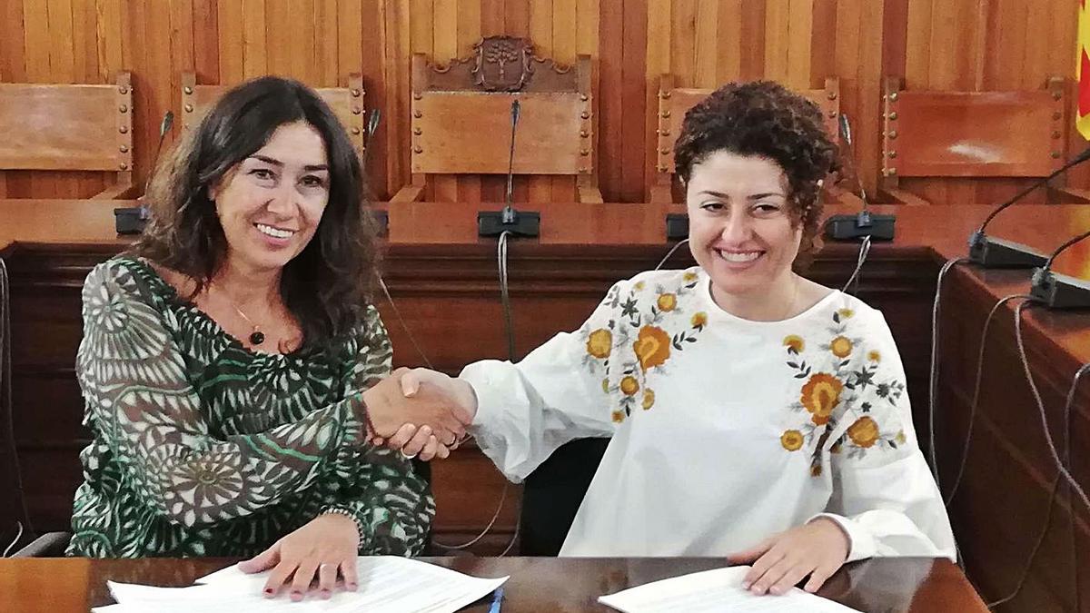 Margalida Vives (Independents) y Natalia Troya (PSOE), cuando firmaron el acuerdo.