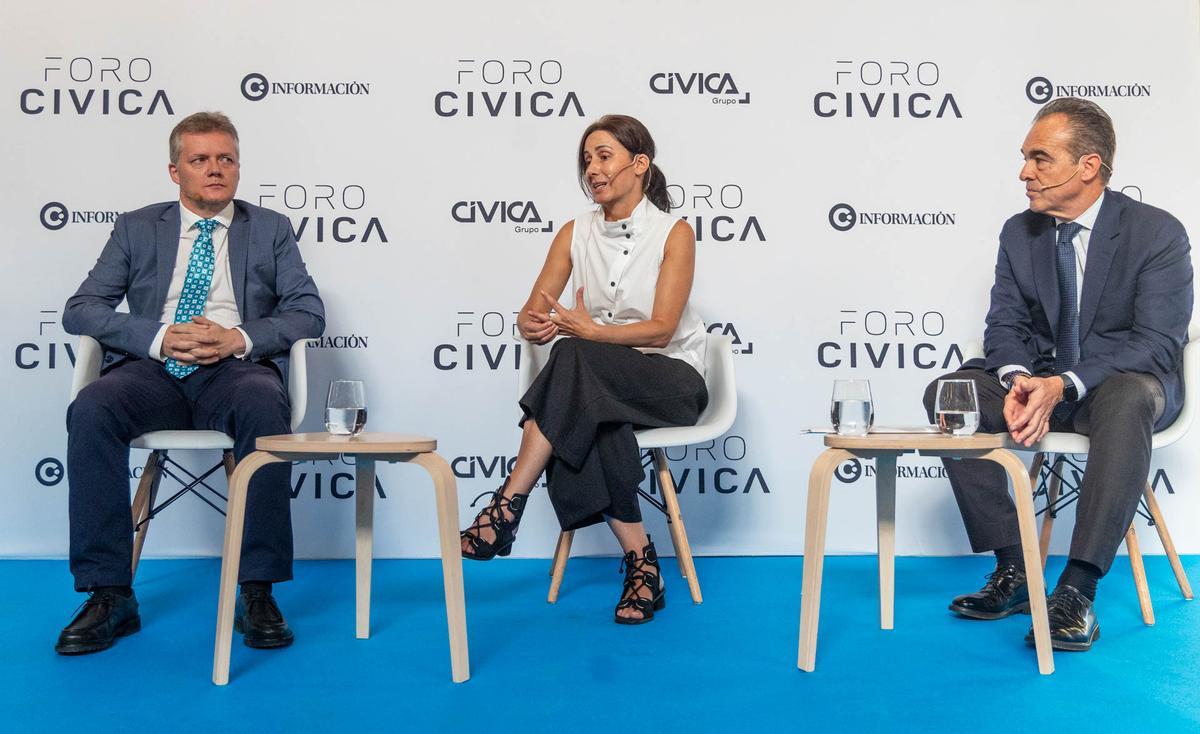El edil de Urbanismo, Antonio Peral, la directora general de Planeamiento, Leticia Martín, y el profesor universitario Armando Ortuño analizan el futuro documento que aspira a cambiar el porvenir de la ciudad