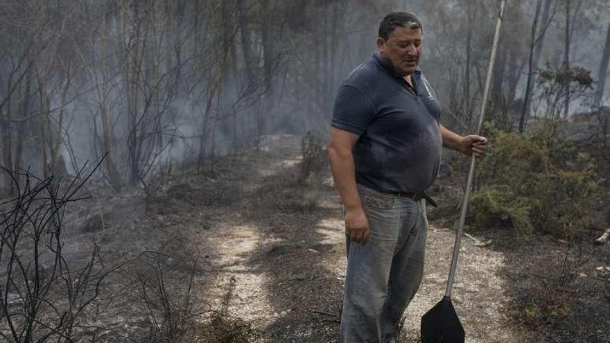 Un vecino de Vilar de Condes, en Carballeda de Avia. // Brais Lorenzo