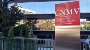 Archivo - Edificio sede de la Comisión Nacional del Mercado de Valores (CNMV) en Madrid. Logo CNMV