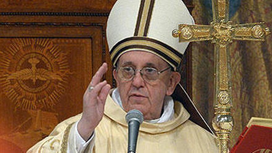 El Vaticano denuncia una campaña difamatoria contra el Papa Francisco por la dictadura argentina