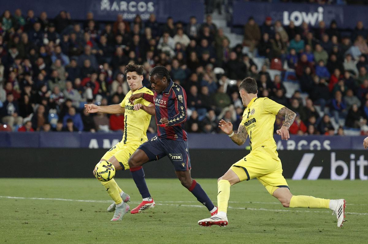 Karl Etta Eyong disputa el balón ante Sergi Cardona