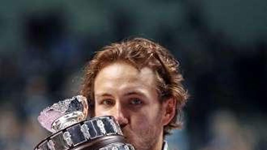 Pouille, con el trofeo. // Efe