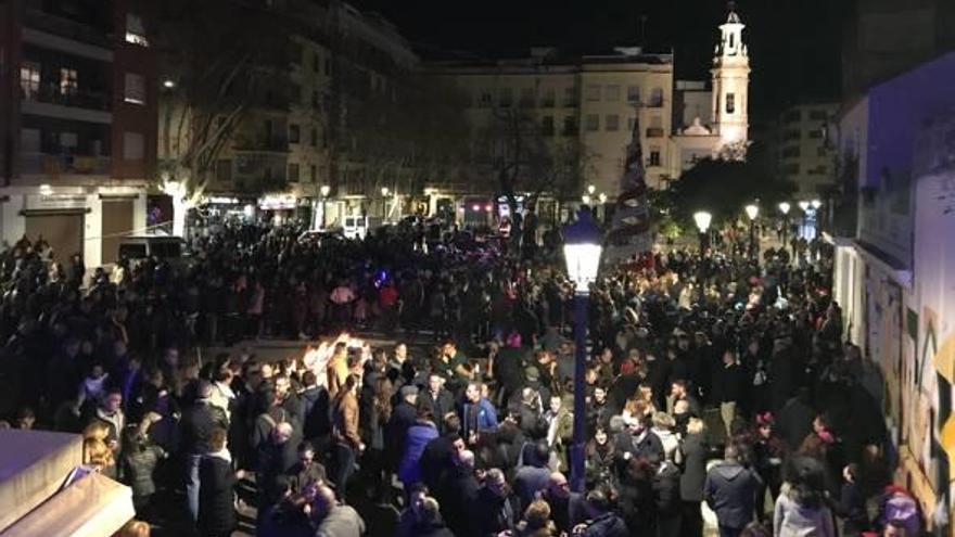 Hoguera multitudinaria en Patraix para despedir el año