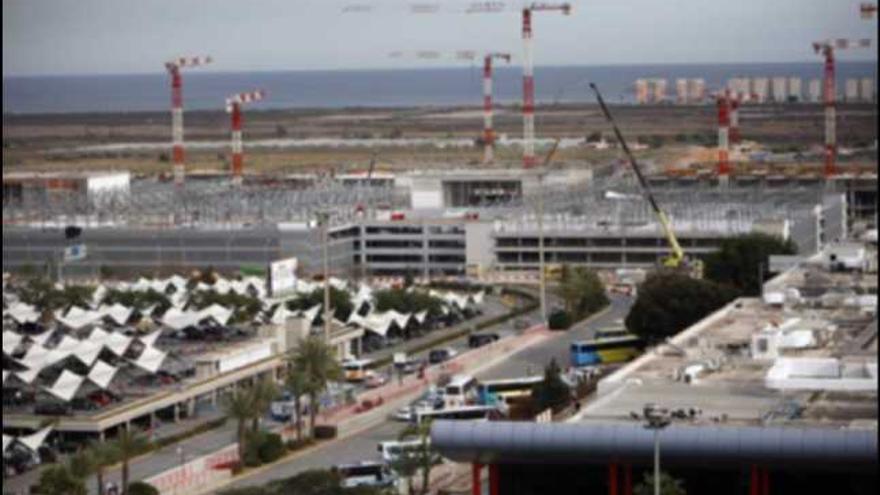 Vista de las instalaciones del aeropuerto de El Altet, con su acceso viario en primer término