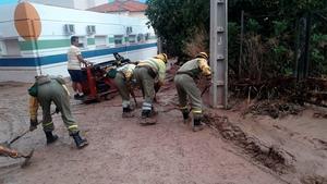 CEBOLLA TOLEDO 08 09 2018 - Efectiuvos de Infocam trabajan tras la lluvia torrencial caida esta tarde en la localidad toledana de Cebolla que provoco el desbordamiento del arroyo Sanguesa a su paso por esta localidad donde la corriente de agua llego a superar el metro de altura EFE INFOCAM