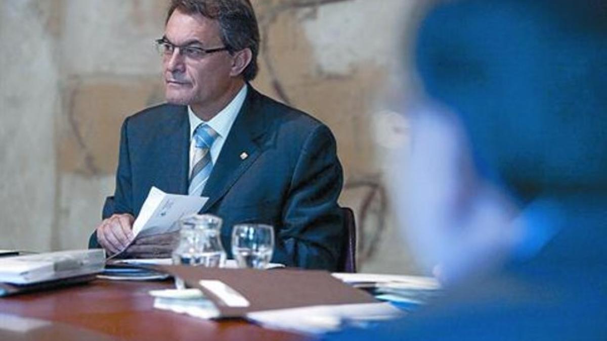 El presidente de la Generalitat, Artur Mas, antes de iniciarse la reunión semanal del Consell Executiu, ayer en el Palau de la Generalitat.