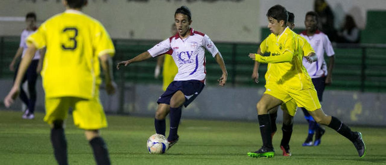 En la imagen, el jugador del Marpe Pablo trata de superar a dos contrarios.