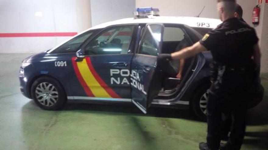 La Policía Nacionalcon el detenido en el coche patrulla.