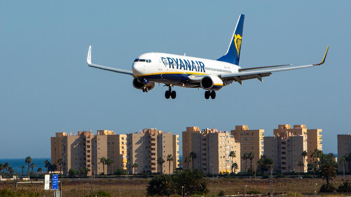 Un avión de Ryanair aterrizando en el aeropuerto de Alicante-Elche.