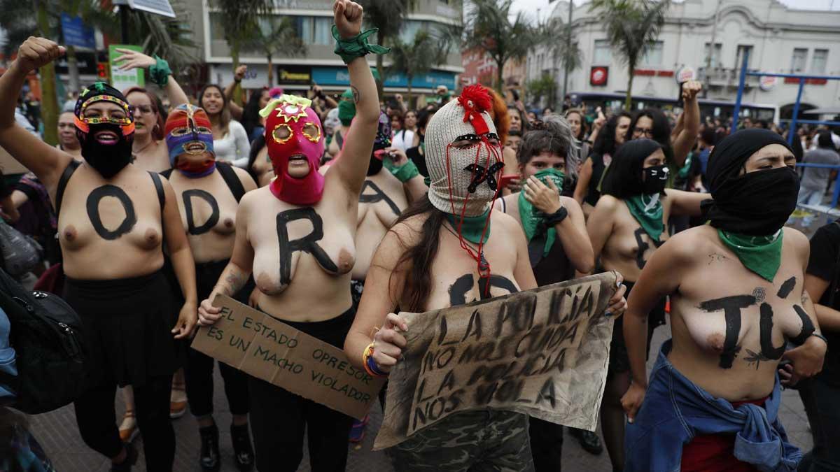 El himno feminista ’Un violador en tu camino’ se escucha también en Perú.