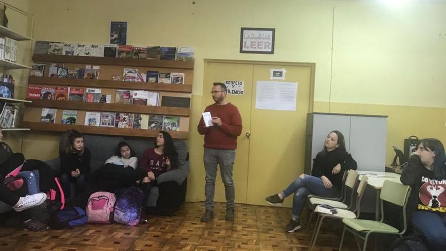 El profesor de Lengua Javier Panchón con alumnos del IES burgalés.
