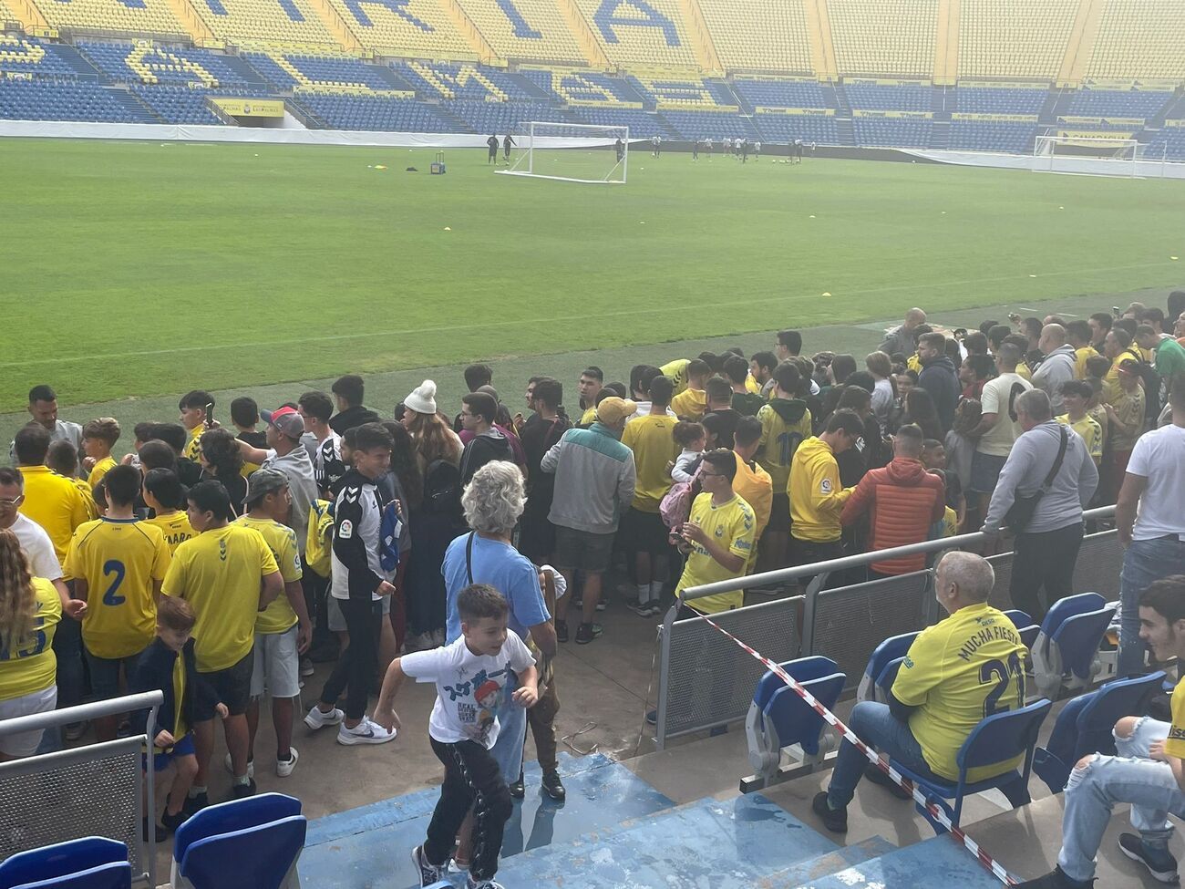 Los aficionados presencian el entrenamiento de la UD Las Palmas