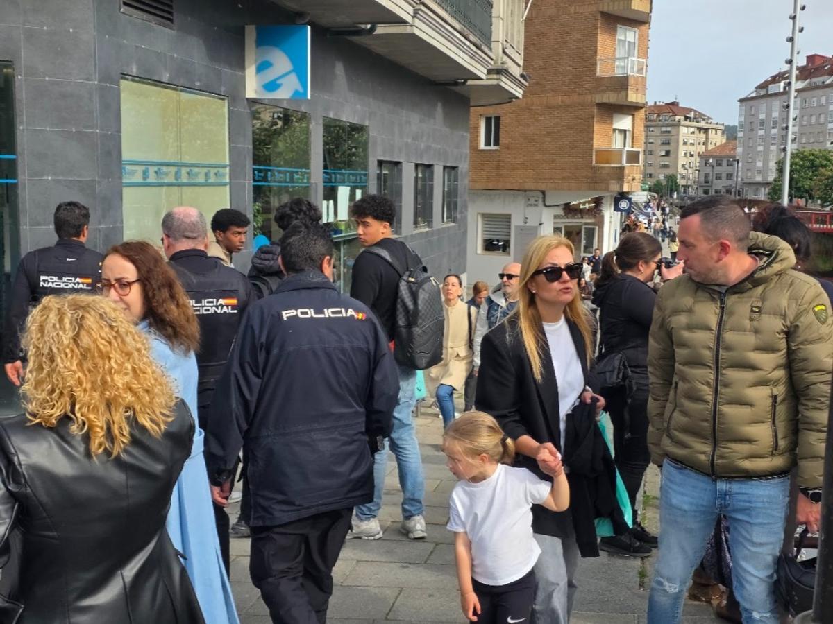 El rescate efectuado en el río O Con congregó a numerosos curiosos y dio lugar a un espectacular despliegue de medios policiales y de emergencias.