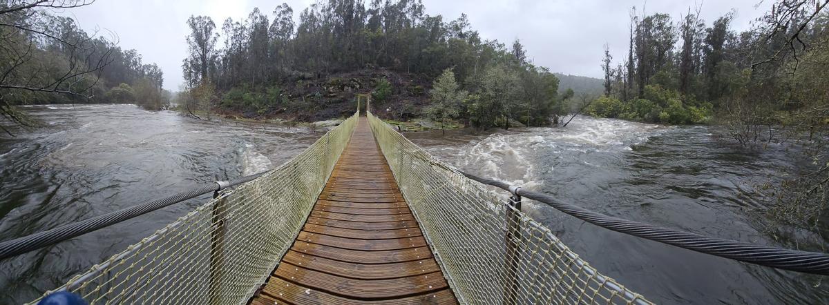 Puente colgante en Soutamaior donde se confluyen los ríos Verdugo y Oitabén