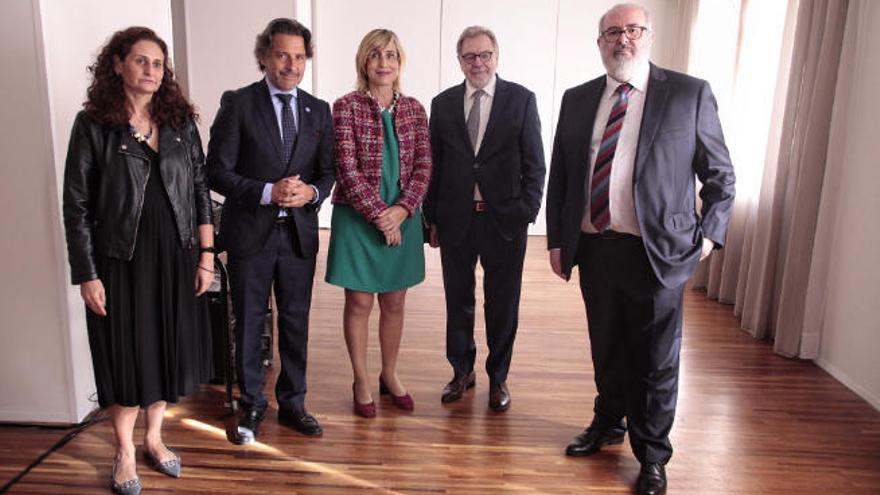 Susana Campo (de Ceapi), Gustavo Matos, Nuria Vilanova, Juan Luis Cebrián y Pedro Alfonso, ayer en Tenerife.