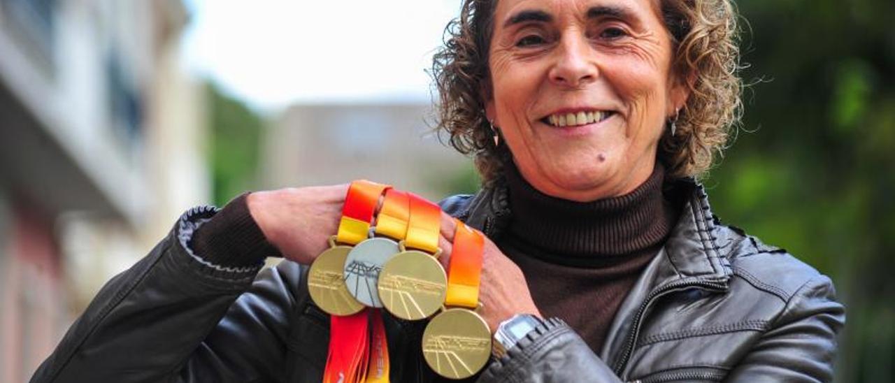 La atleta vilagarciana, a sus 62 años, logró en Ourense dos medallas más para su amplio palmarés. |