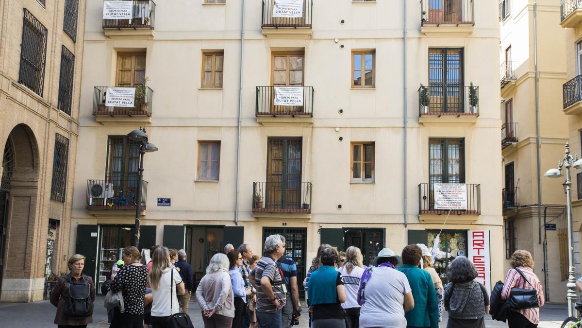 Carteles contra la turistificación de Ciutat Vella, en una finca del centro histórico.