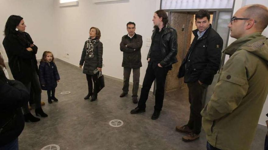 Casares, en una visita al edificio con extrabajadores y funcionarios públicos. // Bernabé/Gutier
