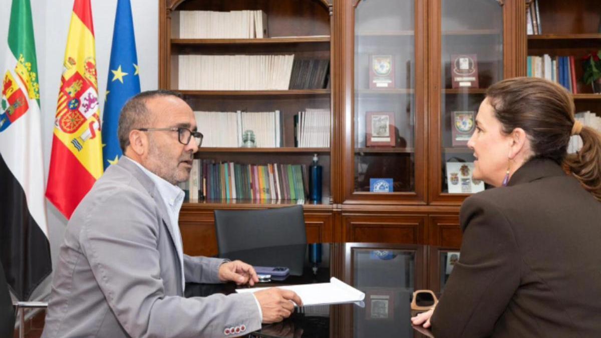 El presidente de la diputación y la alcaldesa, durante la reunión para tratar la adquisición del castillo.